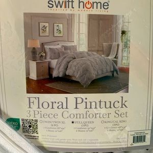 NWOT / original packing / never opened / 3 piece comforter set / full/queen